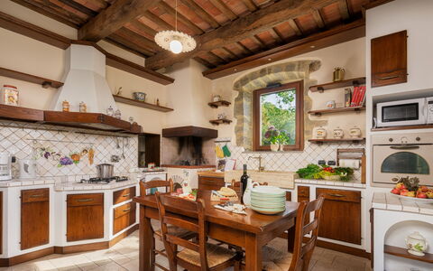 Casale del Castagneto 8: Mobilia, Interior Design, Cucina, Pavimentazione, Casa, Tavolo, Camera, Cucina & Sala Da Pranzo Tavolo, Sedia, Controsoffitto