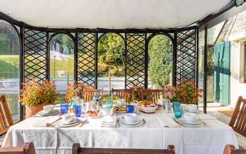 Villa la Dolce 8: Mobilia, Tavolo, Sedia, Interior Design, Cucina & Sala Da Pranzo Tavolo, Sala Da Pranzo, Tovaglia, Ristorante, Camera, Tavolo Esterno