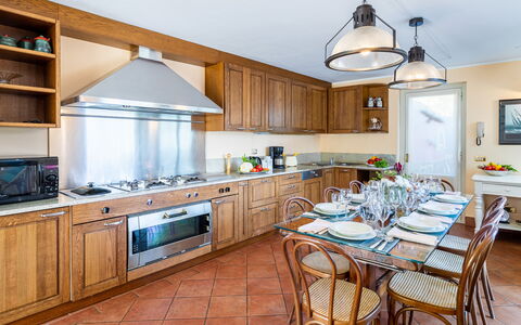 Villa la Dolce 8: Cucina, Mobilia, Interior Design, Controsoffitto, Pavimentazione, Cabinetry, Elettrodomestico Da Cucina, Legna, Soffitto, Apparecchio Major