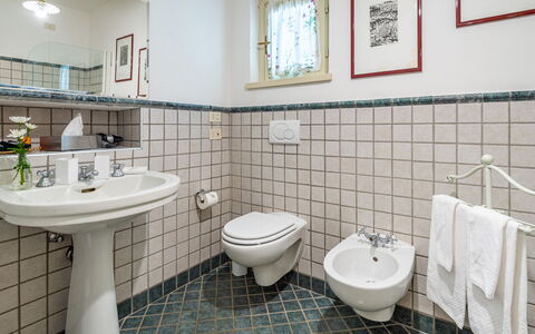 Villa la Dolce 8: Idraulico Fixture, Bagno, Pavimentazione, Lavandino Del Bagno, Interior Design, Pavimento, Lavello, Rubinetto, Idraulico, Toilet Seat