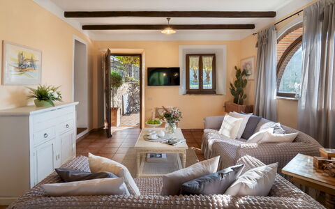 Villa Beltramonto 14: Mobilia, Interior Design, Divano, Pavimentazione, Parete, Pavimento, Camera, Tavolo, Legna, Soggiorno