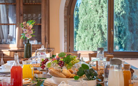 Villa Beltramonto 14: Mobilia, Tavola, Cibo, Tavolo, Interior Design, Serveware, Bicchieri, Illuminazione, Dishware, Frutta