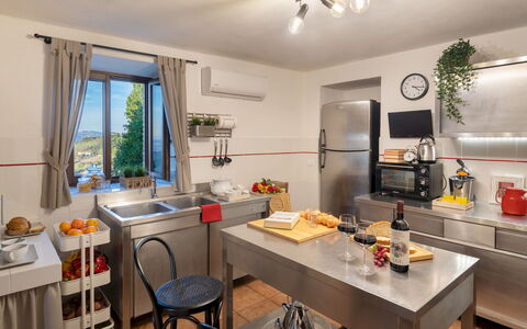 Villa Beltramonto 14: Cucina, Mobilia, Elettrodomestico Da Cucina, Cibo, Controsoffitto, Apparecchio Major, Tavola, Elettrodomestico, Camera, Cucina Stufa