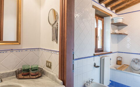 Villa Paola 6: Idraulico Fixture, Interior Design, Pavimentazione, Rubinetto, Idraulico, Lavello, Lavandino Del Bagno, Pavimento, Bagno, Casa