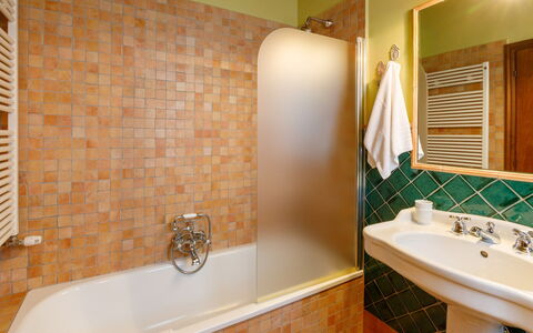 La Tana del Ghiro 18: Bagno, Vasca Da Bagno, Idraulico Fixture, Pavimentazione, Interior Design, Pavimento, Rubinetto, Idraulico, Lavandino Del Bagno, Piastrella
