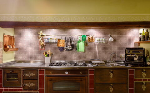 La Tana del Ghiro 18: Cucina, Interior Design, Legna, Pavimentazione, Mobilia, Cabinetry, Controsoffitto, Pavimento, Illuminazione, Camera