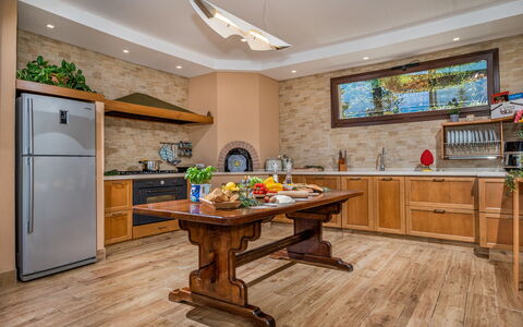 Villa Provenza 12+4: Mobilia, Interior Design, Pavimentazione, Cucina, Legna, Controsoffitto, Soffitto, Pavimento, Cabinetry, Elettrodomestico