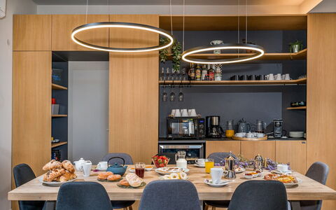 Villa Provenza 12+4: Mobilia, Interior Design, Legna, Cucina & Sala Da Pranzo Tavolo, Lampada, Tavolo, Sala Da Pranzo, Soffitto, Illuminazione, Pavimentazione