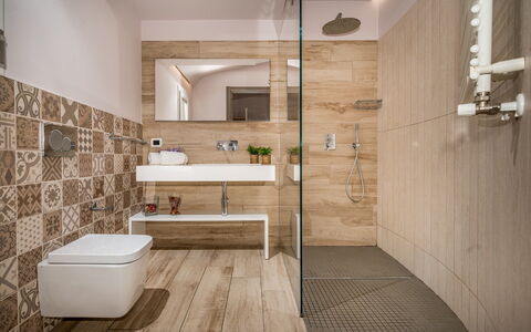 Villa Provenza 12+4: Pavimentazione, Bagno, Pavimento, Idraulico Fixture, Toilet Seat, Gabinetto, Interior Design, Piastrella, Lavello, Idraulico