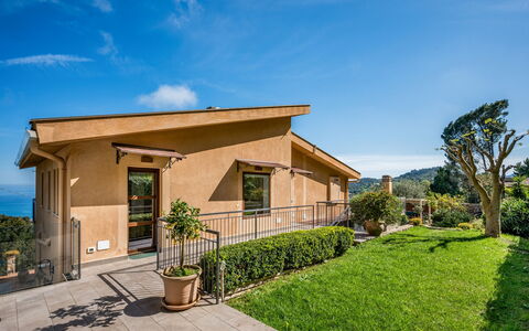 Villa Provenza 12+4: Casa, Casa, Zona Residenziale, Tetto, Villetta, Portico, Estate, Balcone, Eco Hotel, Agriturismo