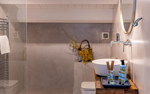 Villa Terre Normanne 10: Idraulico Fixture, Bagno, Pavimentazione, Interior Design, Parete, Pavimento, Rubinetto, Lavello, Idraulico, Illuminazione