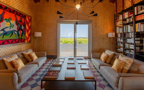 Villa Passo degli Aironi 12: Interior Design, Mobilia, Pavimentazione, Pavimento, Soffitto, Illuminazione, Camera, Sedia, Color Legno, Soggiorno