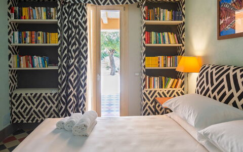 Villa Majoli 9: Mobilia, Interior Design, Camera Da Letto, Giallo, Pavimento, Tessile, Letto, Pavimentazione, Lancia Cuscino, Cuscino