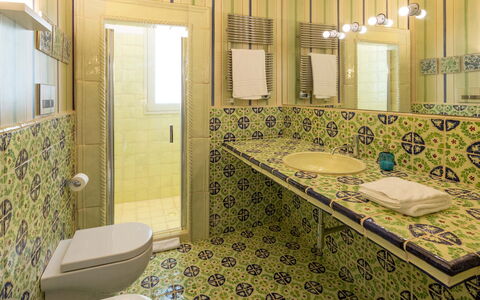 Villa Majoli 9: Lavandino Del Bagno, Bagno, Pavimentazione, Interior Design, Pavimento, Idraulico Fixture, Lavello, Rubinetto, Toilet Seat, Piastrella