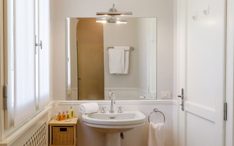 Villa Guidi 10: Lavandino Del Bagno, Bagno, Idraulico Fixture, Parete, Interior Design, Lavello, Specchio, Rubinetto, Pavimentazione, Idraulico