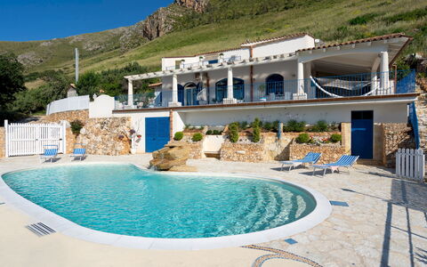Villa Olimpia 6+2: Blu, Piscina, Mobili Da Esterno, Ricorrere, Mobilia, Sedia, Eco Hotel, Estate, Ombrello, Villa