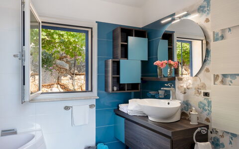 Villa Olimpia 6+2: Blu, Idraulico Fixture, Lavello, Interior Design, Lavandino Del Bagno, Bagno, Rubinetto, Pavimentazione, Idraulico, Pavimento