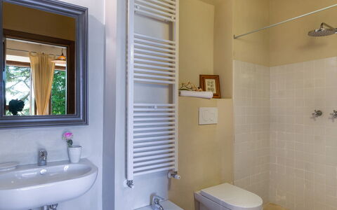 Casale dei Tigli 8: Parete, Pavimentazione, Interior Design, Pavimento, Idraulico Fixture, Bagno, Illuminazione, Casa, Camera, Idraulico