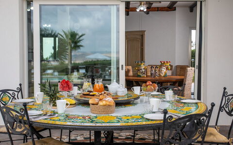 Villa Alessia 6: Mobilia, Tavola, Tavolo, Sedia, Cucina & Sala Da Pranzo Tavolo, Serveware, Sala Da Pranzo, Interior Design, Dishware, Ristorante
