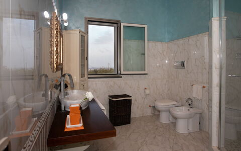 Villa Alessia 6: Idraulico Fixture, Pavimentazione, Interior Design, Lavandino Del Bagno, Pavimento, Lavello, Rubinetto, Idraulico, Illuminazione, Bagno