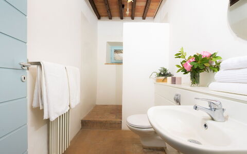 Villa Carmeli 12+2: Bagno, Idraulico Fixture, Pavimentazione, Lavandino Del Bagno, Pavimento, Interior Design, Lavello, Rubinetto, Idraulico, Gabinetto