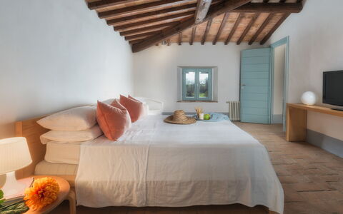 Villa Carmeli 12+2: Parete, Interior Design, Legna, Camera Da Letto, Pavimentazione, Pavimento, Letto, Soffitto, Mobilia, Casa