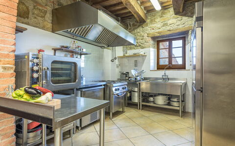 Podere le Corone 14: Cucina, Elettrodomestico Da Cucina, Controsoffitto, Apparecchio Major, Cucina Stufa, Elettrodomestico, Stufa, Cabinetry, Mobilia, Pavimentazione
