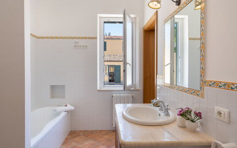 Villa le Sorbe 12: Parete, Pavimentazione, Idraulico Fixture, Pavimento, Interior Design, Bagno, Idraulico, Rubinetto, Illuminazione, Casa