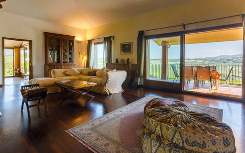Villa California 6: Mobilia, Sedia, Divano, Pavimento In Legno, Color Legno, Soggiorno, Eco Hotel, Latifoglie, Ricorrere