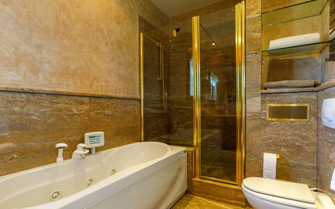 Villa California 6: Bagno, Idraulico Fixture, Pavimentazione, Interior Design, Pavimento, Rubinetto, Vasca Da Bagno, Idraulico, Piastrella, Lavello