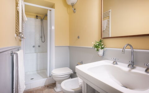 Casale Dell Oasi 12: Bagno, Idraulico Fixture, Lavandino Del Bagno, Parete, Interior Design, Lavello, Pavimentazione, Pavimento, Rubinetto, Idraulico