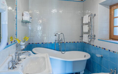 Casal Parro 6: Blu, Bagno, Idraulico Fixture, Interior Design, Vasca Da Bagno, Lavandino Del Bagno, Lavello, Rubinetto, Pavimentazione, Idraulico