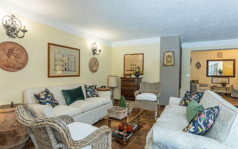 Villa Rinaldi 6: Mobilia, Interior Design, Divano, Parete, Pavimentazione, Soggiorno, Legna, Pavimento, Camera, Tavolo