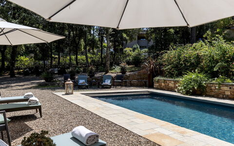 Villa Rinaldi 6: Ombrello, Mobili Da Esterno, Piscina, Mobilia, Lettino, Vaso Di Fiori, Sedia, Flagstone, Shade, Ricorrere