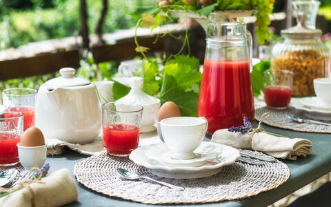 Villa Marraccini 8: Tavola, Serveware, Cibo, Tazza, Bicchieri, Dishware, Tavolo, Teiera, Porcellana, Piatto