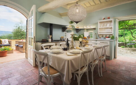 Villa Marraccini 8: Mobilia, Interior Design, Sedia, Tavolo, Sala Da Pranzo, Cucina & Sala Da Pranzo Tavolo, Casa, Soffitto, Illuminazione, Tavola