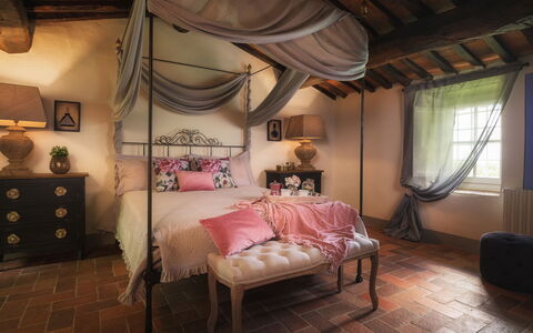 Villa Marraccini 8: Mobilia, Letto, Interior Design, Camera Da Letto, Bedding, Biancheria, Lenzuolo, Tessile, Casa, Illuminazione