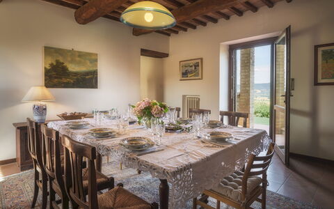 La Panoramica 8: Mobilia, Sala Da Pranzo, Tavolo, Interior Design, Cucina & Sala Da Pranzo Tavolo, Sedia, Pavimentazione, Cornice, Camera, Casa