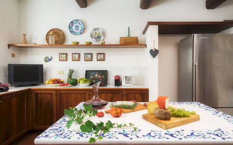 La Panoramica 8: Mobilia, Interior Design, Legna, Controsoffitto, Cucina, Frutta, Pavimentazione, Tavola, Camera, Illuminazione