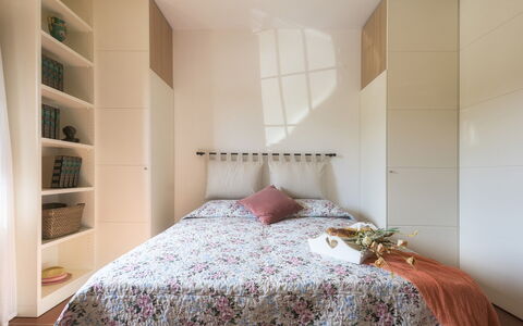 La Panoramica 8: Mobilia, Letto, Interior Design, Camera Da Letto, Parete, Pavimentazione, Pavimento, Lenzuolo, Bedding, Legna