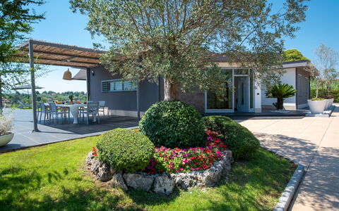 Villa Atmosfere 8: Arbusto, Giardino, Casa, Zona Residenziale, Lotto, Shade, Estate, Groundcover, Landscaping