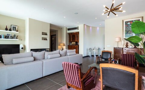Villa Atmosfere 8: Mobilia, Interior Design, Pavimentazione, Pavimento, Divano, Camera, Soggiorno, Legna, Soffitto, Tavolo
