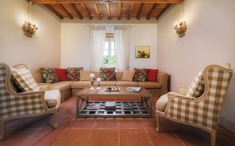Villa Il Magnifico 10: Mobilia, Interior Design, Pavimentazione, Divano, Pavimento, Legna, Tavolo, Soggiorno, Camera, Sedia
