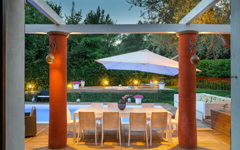 Villa Rossa 12: Mobilia, Shade, Sedia, Mobili Da Esterno, Soffitto, Giardino, Ricorrere, Eco Hotel, Terrazza, Vaso Di Fiori