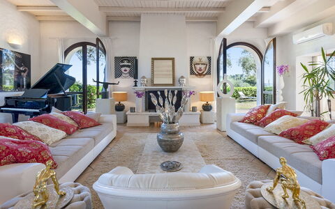Villa Rossa 12: Mobilia, Interior Design, Divano, Pavimentazione, Pavimento, Soggiorno, Casa, Soffitto, Tavolo, Illuminazione