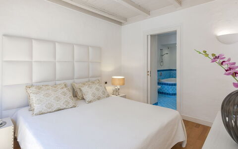 Villa Rossa 12: Letto, Camera Da Letto, Mobilia, Bedding, Lenzuolo, Interior Design, Pavimento, Casa, Biancheria, Pavimentazione