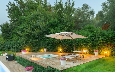 Villa Rossa 12: Giardino, Piscina, Mobili Da Esterno, Mobilia, Ombrello, Backyard, Vaso Di Fiori, Tavolo Esterno, Ricorrere, Sedia