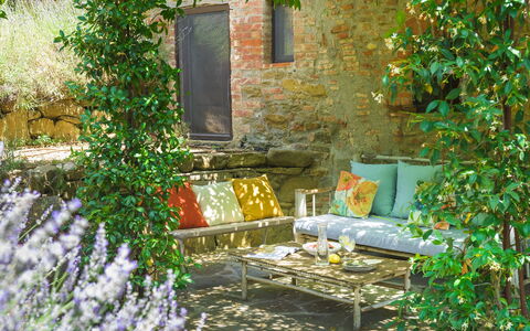 Casa di Pan 6: Mobilia, Verde, Giallo, Mobili Da Esterno, Vaso Di Fiori, Sedia, Giardino, Tavolo, Tavolo Esterno