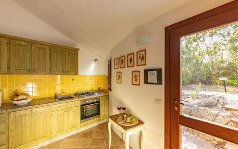 Villa Isa 6: Interior Design, Legna, Pavimentazione, Giallo, Soffitto, Mobilia, Pavimento, Camera, Controsoffitto, Cucina