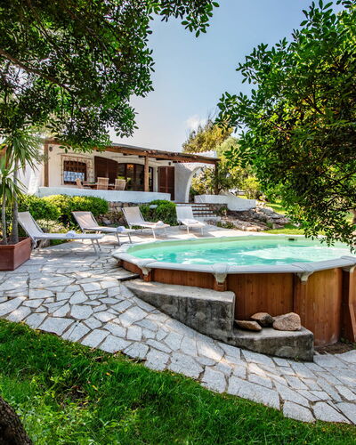 Villa Isa 6: Piscina, Ricorrere, Mobilia, Mobili Da Esterno, Giardino, Backyard, Eco Hotel, Sedia, Shade, Estate